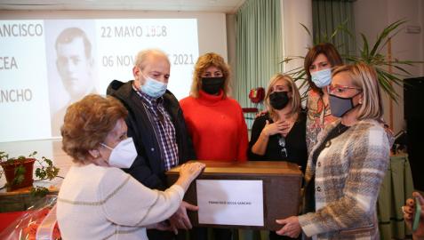 Los familiares de Francisco Lecea han recibido emocionados la urna que contiene sus restos
