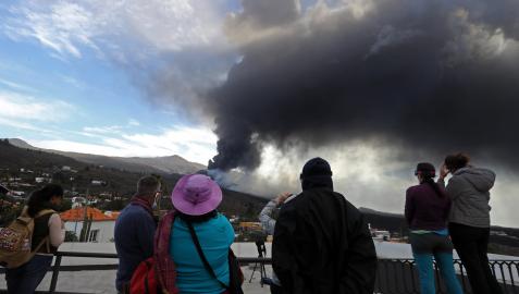 La plaza de Tajuya, en el municipio de El Paso y convertida en un mirador privilegiado de la erupción volcánica de Cumbre Vieja, en una fotografía tomada este sábado