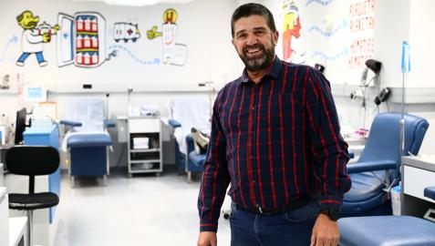El pamplonés Antón Zubasti Madoz, de 55 años, esta semana, posando en el Banco de Sangre, en el Hospital Universitario de Navarra. Zubasti, agente de la Policía Municipal, empezó a donar a los 18 años