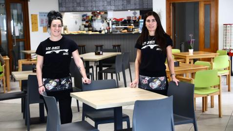 Silvia e Irene posan en el comedor de su bar, Los Jubis de Arre