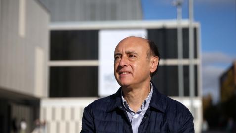 J. Vicent Egea, que así es su nombre artístico, junto al Conservatorio Superior de Música, donde también es profesor y director de la banda y la orquesta del centro. J. Vicent Egea, que así es su nombre artístico, junto al Conservatorio Superior de Música, donde también es profesor y director de la banda y la orquesta del centro.
