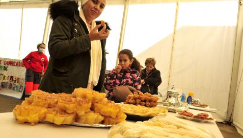 Degustación de dulces típicos del Magreb en la feria celebrada ayer en Carcastillo.