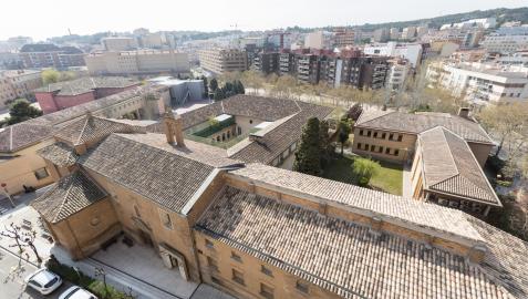 El centro de salud Gayarre, a la izquierda, seguido del pabellón del antiguo Seminario que se derribará