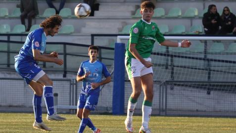 san juan Burusco, del San Juan, trata de impedir un cabezazo de Peredo ante la mirada de Borja Ares