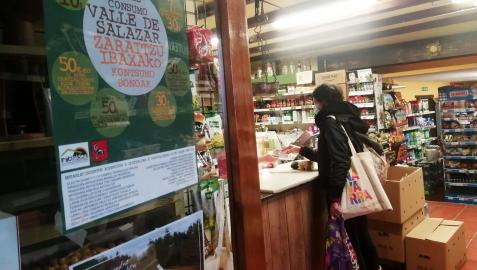 Cartel anunciador de la campaña en un comercio de Ochagavía
