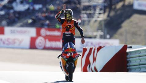 PAcosta Pedro Acosta celebra la victoria en Portugal, acompañada del título mundial de Moto3