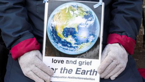 Cartel de un manifestante durante la Cumbre del Clima de Glasgow