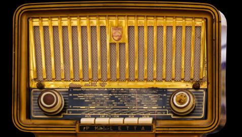 Imagen de un modelo antiguo de aparato de radio