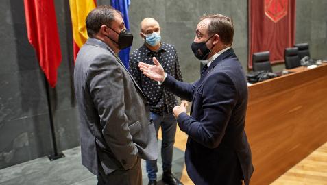 El portavoz de Navarra SUma, Javier Esparza (dcha.) conversa con el presidente del Parlamento de Navarra, Unai Hualde, en una sesión anterior