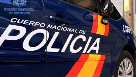 Coche patrulla de la Policía Nacional ante la comisaría de Pamplona