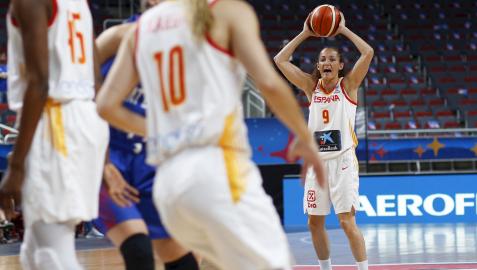 LaiaPalau Laia Palau busca pase en un encuentro disputado con la selección española