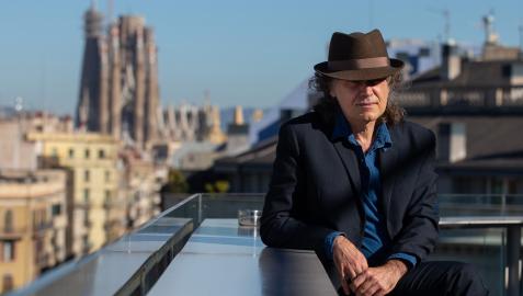Javier Pérez Andújar posa para la prensa tras ganar el Premio Herralde