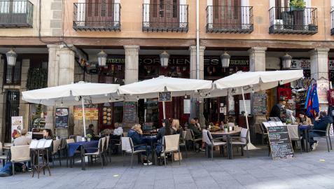 Varias personas sentadas en una terraza en Madrid
