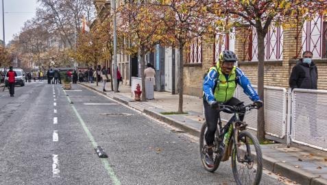 Un hombre circula por el centro de Estella con una bicicleta eléctrica