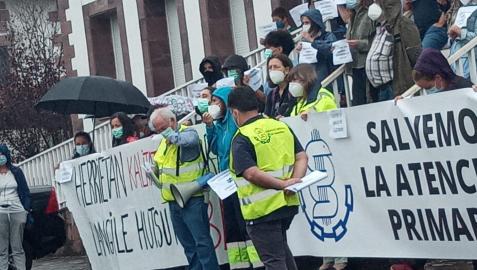 elizondo Concentración celebrada en las inmediaciones del Centro de Salud de Elizondo el pasado mes de septiembre para reclamar mejoras en la Atención Primaria