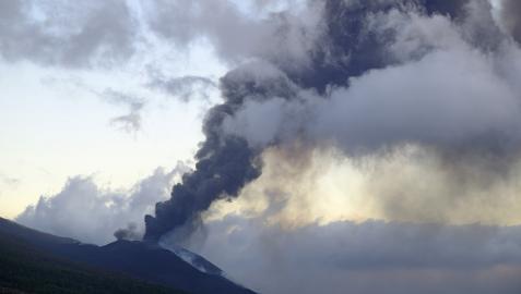 Una de las bocas eruptivas del volcán de Cumbre Vieja