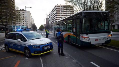 Control de la Policía Municipal de la observación de las restricciones en una villavesa de Pamplona