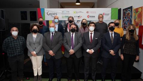 Las autoridades durante el acto de entrega del reconocimiento