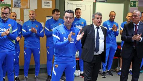 Discurso de, Xavi Hernández, junto a su cuerpo técnico y acompañados del presidente blaugrana, Joan Laporta, en el primer entrenador del técnico con sus futbolistas