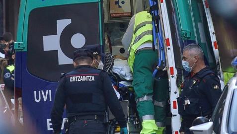 Barakaldo Agentes de la Ertzaintza y miembros de los servicios sanitarios detienen y trasladan en ambulancia al hombre que se había atrincherado en el baño de un bar de Barakaldo (Bizkaia) tras herir con un cuchillo a la dueña y a un cliente
