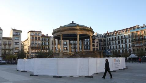 El kiosco de la Plaza del Castillo, con el perímetro de seguridad de las obras de restauración