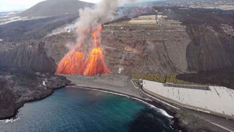 La lava ha alcanzado la playa de los Guirres