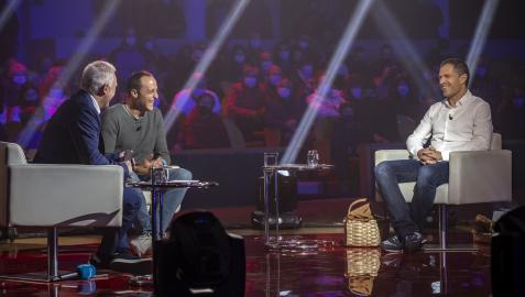 Xabier Euskitze, Juan Martínez de Irujo y Aimar Olaizola, ayer por la tarde en la grabación de un programa especial en el frontón Labrit Xabier Euskitze, Juan Martínez de Irujo y Aimar Olaizola, ayer por la tarde en la grabación de un programa especial en el frontón Labrit