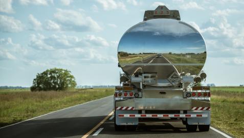 CamionCisterna Un camión cisterna circula delante de un automóvil