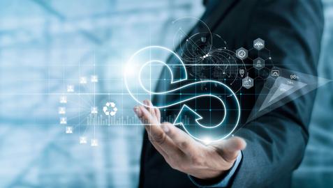 EconomiaUN Un hombre de negocios analiza diversos factores económicos