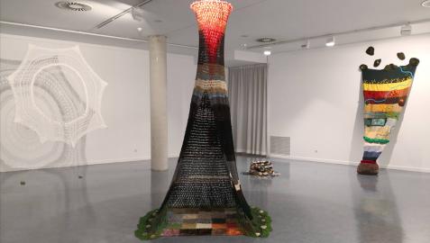 Esculturas de lana tejidas con ganchillo elaboradas por María Jiménez para la exposición Entrañas