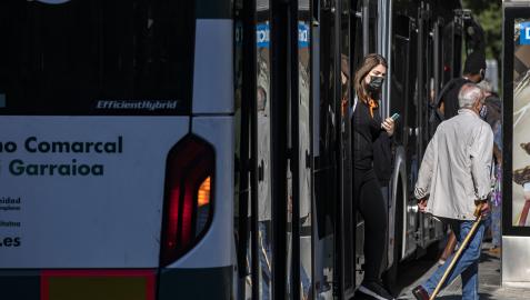 Dos personas descienden de una villavesa, en una imagen genérica Dos personas descienden de una villavesa, en una imagen genérica