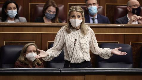 La vicepresidenta segunda del Gobierno y ministra de Trabajo, Yolanda Díaz, interviene en una sesión de control en el Congreso de los Diputados
