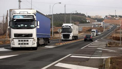 Varios camiones se disponen a acceder a la AP-68 desde la carretera N-121-C