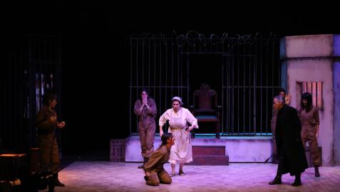 En el centro, Eva Azpilikueta (Martirio) protagoniza una escena con la criada Poncia (a su lado) y Bernarda Alba, interpretada por Marta Juániz (de negro)