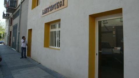 Fachada de los locales de la Asociación Lantxotegi de Berriozar