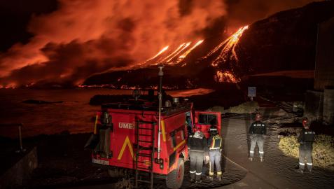 Personal de la UME observa la colada de lava el pasado miércoles del volcán Cumbre Vieja en La Palma
