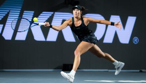 Muguruzxa Garbiñe Muguruza se estira para devolver una pelota durante el choque contra la checa Pliskova
AFP7
10/11/2021 ONLY FOR USE IN SPAIN