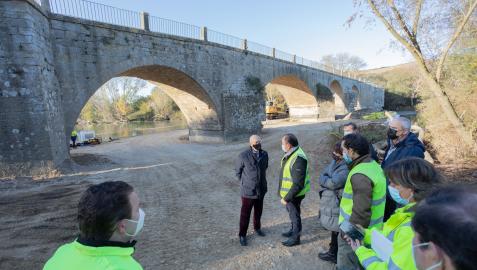 Andelos El consejero bernardo Ciriza habla con técnicos en el entorno del puente de Andelos