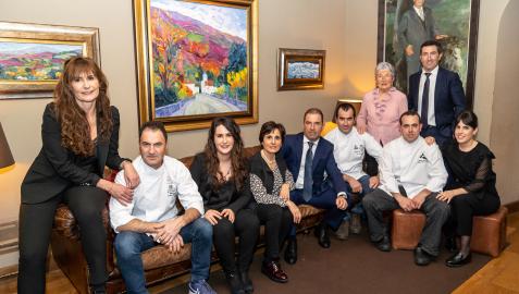 castillo de gorraiz Marimar Mutilva, Patxi Díez de Ulzurrun Goñi, Lorea Díez de Ulzurrun Mutilva; Inmaculada Barberena, Óscar Díez de Ulzurrun Goñi, José Ignacio Díez de Ulzurrun Goñi, Aitor Díez de Ulzurrun Barberena y Uxua Díez de Ulzurrun Barberena. De pie: Felisa Goñi, Alberto Díez de Ulzurrun Goñi