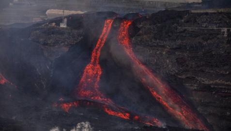 Coladas de lava del volcán de Cumbre Vieja desde la playa de Puerto Naos