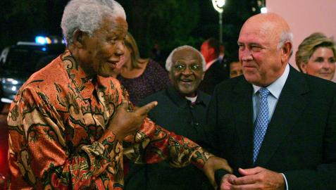 FILE PHOTO_ South Afr (33384685) Nelson Mandela junto a Frederik de Klerk, en 2006