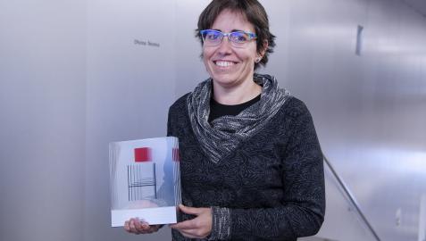 Ainhoa Pérez Artola, ingeniera técnica de la sección de Infraestructuras, con uno de los galardones