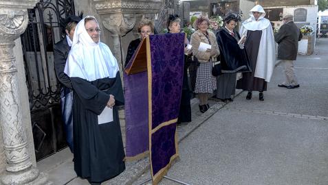 Un momento de la visita teatralizada al cementerio de Corella Un momento de la visita teatralizada al cementerio de Corella