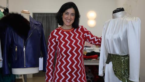 Desirée Arellano, posa en su galería de moda junto a algunas prendas Matsu Studio Desirée Arellano, posa en su galería de moda junto a algunas prendas Matsu Studio