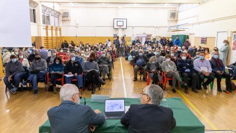 Compases previos al foro de barrio, cuando ya se habían ocupado todas las sillas de la sala