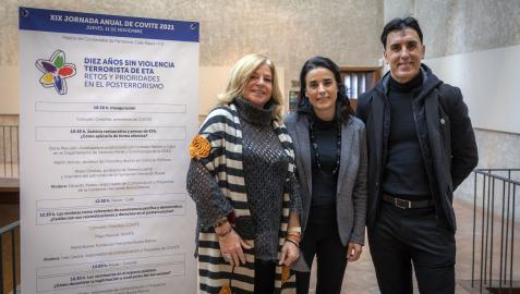 Consuelo Ordóñez, presidenta del Colectivo de Víctimas del Terrorismo; Marta Buesa, en representación de la Fundación Fernando Buesa; e Íñigo Pascual, de la Asociación Navarra de Víctimas del Terrorismo