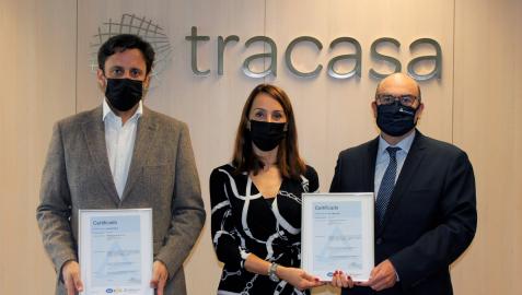 Tracasa De izda. a dcha., Emilio Rubio, Mar González y Roberto Cortés con los certificados