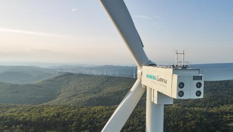 Alaiz torre eólica Gamesa La turbina 5.X (torre, nacelle, hub y palas) en el parque eólico experimental de CENER, en la sierra de Alaiz