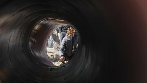 CanalNavarraSesma La presidenta María Chivite observa el interior de una de las tuberías del Canal de Navarra en Sesma