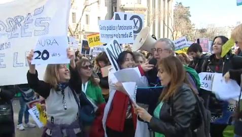 Los interinos que lleven más de cinco años en su puesto se convertirán en funcionarios sin opositar La medida la ha pactado el Gobierno con PNV y Esquerra, dentro de las negociaciones de los Presupuestos